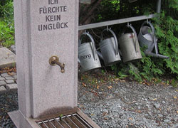 Grabmale Gläser